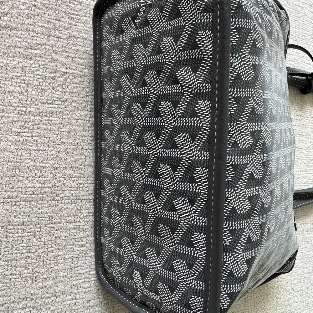 GOYARD 
Goyardine Reversible Mini Anjou Grey 2024 - Picture 9 of 16